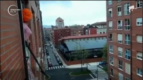 Mai mulți spanioli şi-au dat întâlnire la ferestre, unde au cântat piesa trupei Queen, I Want To Break Free