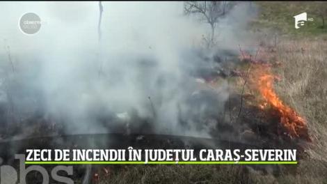 Ziua şi incendiul, în Caraş Severin. Focurile puse de oamenii care vor să-şi cureţe câmpurile se extind la păduri şi case