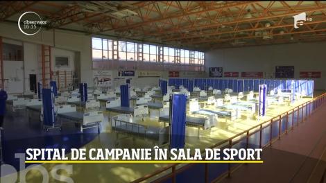 Sala de sport a unui liceu din Săcele a fost transformată în spital de campaniei pentru pacienţi cu COVID-19