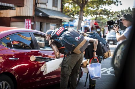 „Băi, ești prost? Nu vorbesc în chineză! Am față de chinez?”. Speak, răbufnire colosală, la autostop, în Taiwan! Carmen Grebenișan și Alina Ceușan, oprite de poliție! „Dă-i pace!” VIDEO