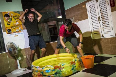 „Mă sperie! Nu mai râde!”. Chef Sorin Bontea, cât pe ce să moară de râs, în „Asia Express”. Cătălin Rizea a urlat ca din gură de șarpe! VIDEO