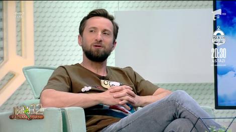 Idei de jocuri pentru copii de la Gașca Zurli: Puneți într-un cearșaf toate pernele și ursuleții de pluș, apoi aruncați-le spre tavan!