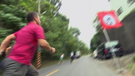 „O să faci nişte fesieri cum îți doreai de când erai mic!". Echipele care luptă pentru un loc în semifinala „Asia Express”, sezonul 3, au frământat cocă cu picioarele! VIDEO