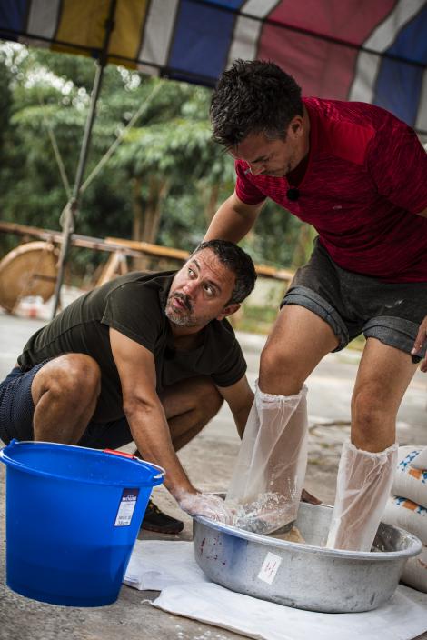 Vedetele au frământat cocă cu picioarele! Sorin Bontea: "Răzvane, o sa faci nişte fesieri cum îţi doreai de când erai mic!"
