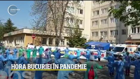 Medicii și asistentele din Craiova au dansat o hora în curtea Spitalului Victor Babeş
