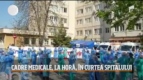 Medicii și asistentele din Craiova au dansat o hora în curtea Spitalului Victor Babeş