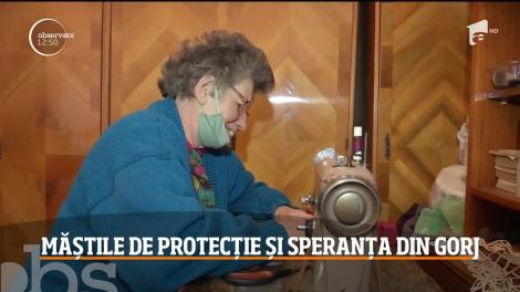 Speranţa, croitoreasa cu inimă mare care confecţionează maști gratuite pentru oamenii din satul ei
