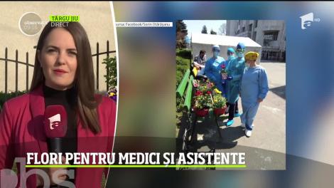 Un tânăr din Gorj le-a dus flori medicilor şi asistentelor de la spitalul din Târgu Jiu