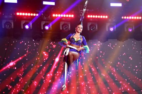 Moment incredibil la iUmor! Luana Cayres a dansat samba atârnată de păr!