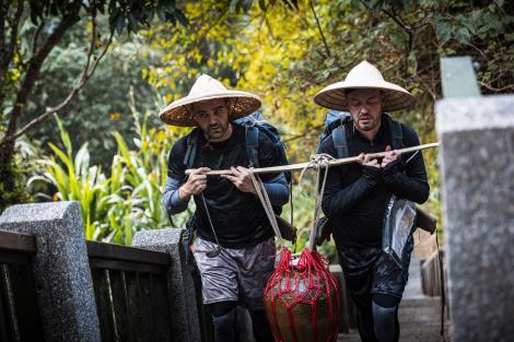 Experiență îngrozitoare la Asia Express! Concurenții trebuie să care pe scări ulciorul plin cu vin