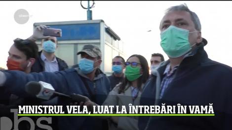 Ministrul Marcel Vela, luat la întrebări de români în vama Nădlac