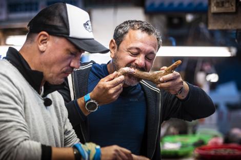 Ouăle de o mie de ani, putrezite și fermentate, o adevărată delicatesă a bucătăriei chinezești: Îmi plouă în gură! Iar mâncăm mizerii!