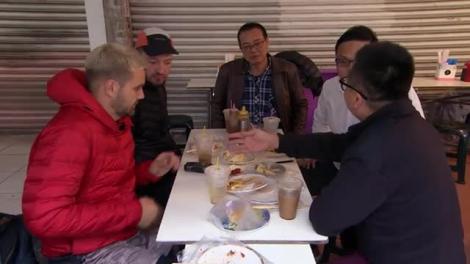 Concurenții caută acul în carul cu fân! Trebuie să găsească persoanele din fotografii. Speak: Sub măștile alea toți par la fel și cu ochii oblici!