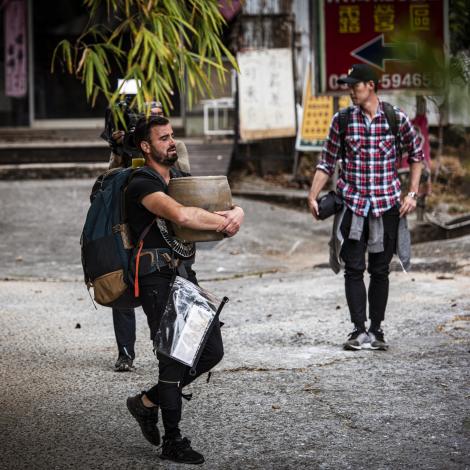 Aventură cu peripeții în Asia Express! Concurenții caută un vas ceramic sigilat într-un tunel fără nicio sursă de lumină: Mi-e frică! Sunt găuri cu gândaci, șobolani, nu știu!