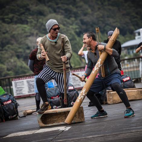 Cântece și dansuri tribale la Asia Express! Concurenții imită demonstrația localnicilor într-un stil unic