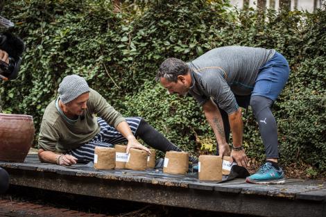 Monede, monede, monede! Doar atât au în cap concurenții de la Asia Express: Trebuie să căutăm în vasele astea cu lut!