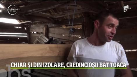 Chiar și din izolare, credincioșii bat toaca