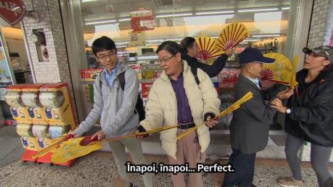 Cursa pentru Ultima Șansă! Concurenții trebuie să reproducă  câteva fotografii cu ajutorul localnicilor: Mă simt tare prost când fug oamenii de mine și nu vor să ne ajute!