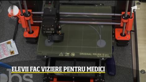 Au pus robotica pe bară și s-au implicat în lupta cu noul coronavirus. Elevii unui liceu din Târgu Jiu fac viziere pentru medici și polițiști