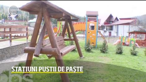 Toată ţara e pustie. În staţiunile de la mare sau de la munte este totul închis