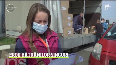 Sute de tineri au adus bucurie în casele vârstnicilor singuri. Au inițiat campania"Adoptă un bunic"