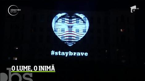 Faţada Palatului Parlamentului, iluminată de creaţiile a zeci de artişti din toată lumea