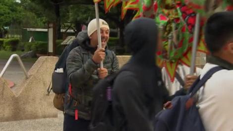 Vedetele plimbă dragonul prin oraș! Răzvan Fodor: Îmi exploda stomacul de râs