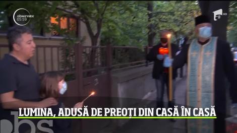 Lumina, adusă de preoți din casă în casă
