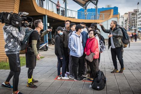 O probă care are necesită de puterea de convingere a concurenţilor! Trebuie să adune 20 de oameni într-un pătrăţel!