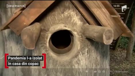 Pandemia l-a izolat pe un bărbat într-o căsuţă din copac