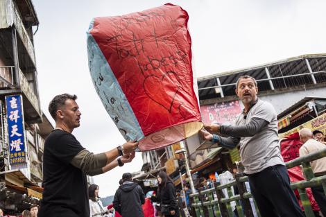 Concurenţii au lansat lampioane pe care au scris mesaje pentru cei dragi! Ştefania: "Îmi vine să plâng de fiecare dată când mă gândesc la părinţii mei!"