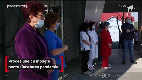 Încă o "serie" de moaşte au fost plimbate pe străzile din România. Sfânta Filofteia i-a scos din case pe oamenii din județul Argeș