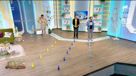 Jocuri în carantină! Cum să dobori popicele cu doar o minge de tenis și o pereche de ciorapi de damă