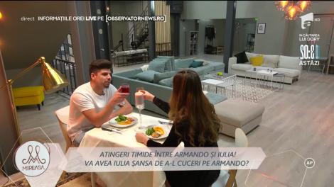 Atingeri timide între Iulia Șapcaliu și Armando Rădulescu! Prima cină romantică dintre cei doi. Vedeți ce a urmat!