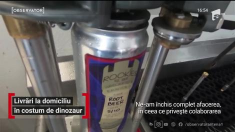 Livrări la domiciliu în costum de dinozaur