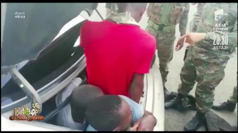 Așa ceva n-ai mai văzut! Câţi oameni încap într-o maşină de cinci locuri! Râzi cu lacrimi! Video