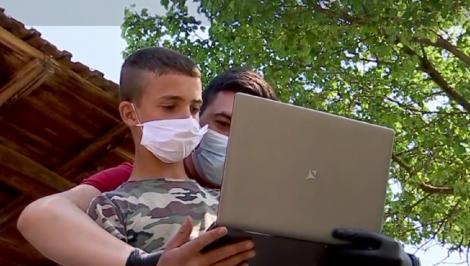 După ce Niculae, băiețelul sărac din Constanța, a cerut ajutor, copiii fără posibilități financiare vor primi laptopuri și tablete pentru a învăța de acasă