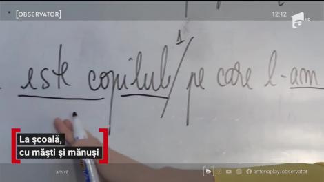 La școală, cu măști și mănuși