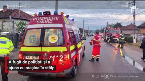 Un bărbat din județul Hunedoara a fugit de polițiști și a ajuns cu mașina în stâlp
