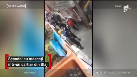 Poliţişti înconjuraţi şi ameninţaţi de zeci de oameni, în Blaj! De la ce a pornit scandalul. Șapte persoane, reținute. VIDEO