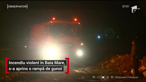 Un incendiu vizibil de la zeci de kilometri a cuprins, noaptea trecută, o rampă de gunoi din Baia Mare. Pompierii s-au luptat ore întregi să împiedice extinderea flăcărilor