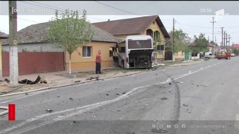Momente de groază pentru o familie din Timiş. Un autocar scăpat de sub control le-a distrus casa
