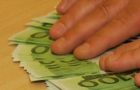 Daniel e paznic și a găsit 30.000 de euro lângă căruțul supermarketului unde lucrează: "Erau teancuri de câte 100 și 200 de euro"