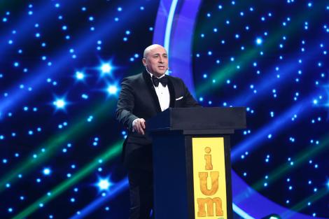 Apariție senzațională pe scena iUmor! Marcel Pavel, elegant din cap până în picioare: "Bendeac omoară oamenii de plictiseală"