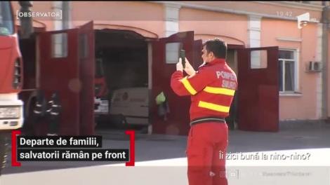 Departe de familii, salvatorii râmân pe front