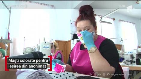 Măști colorate pentru ieșirea din anonimat, confecționate în Ploieşti