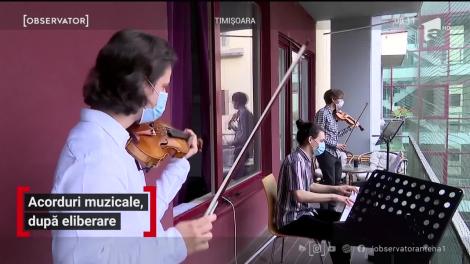 „Hai să cântăm una veselă!” Corul izolării, la Timișoara. Muzicienii au înlocuit scena cu...balconul - VIDEO