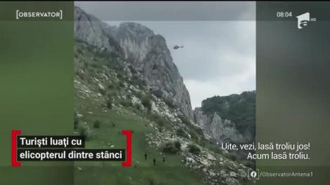 Turiști luați cu elicopterul dintre stânci