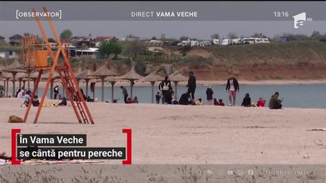 Zeci de oameni pe plaja din Vama Veche