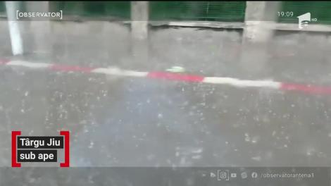 O parte a orașului Târgu Jiu a fost inundată după o ploaie torențială care a durat mai puțin de o oră